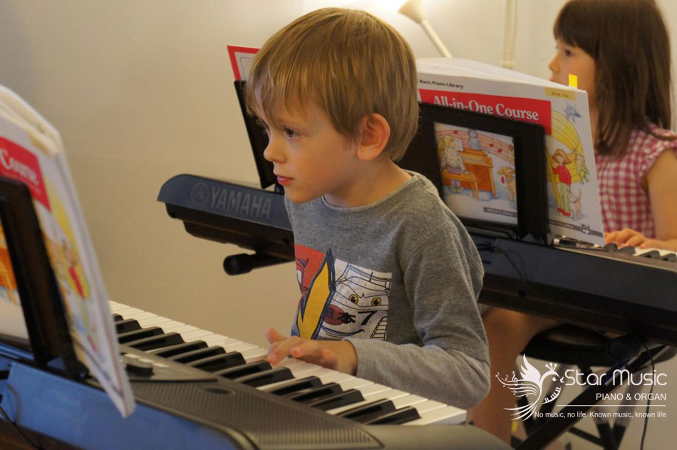 Trẻ rèn luyện phản xạ trong việc đọc nốt nhạc trên đàn Organ
