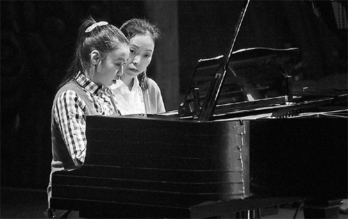 Câu chuyện cô bé tự kỷ Ding Ziyin học chơi piano